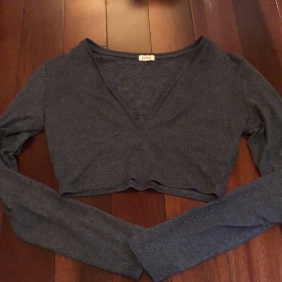 Size small V neck long sleeve. Crop top from garage. Like new - Picture 3 of 4